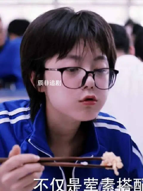 林妙妙生理期喝大量冷饮肚子痛，以大姨妈闻名全班同学！