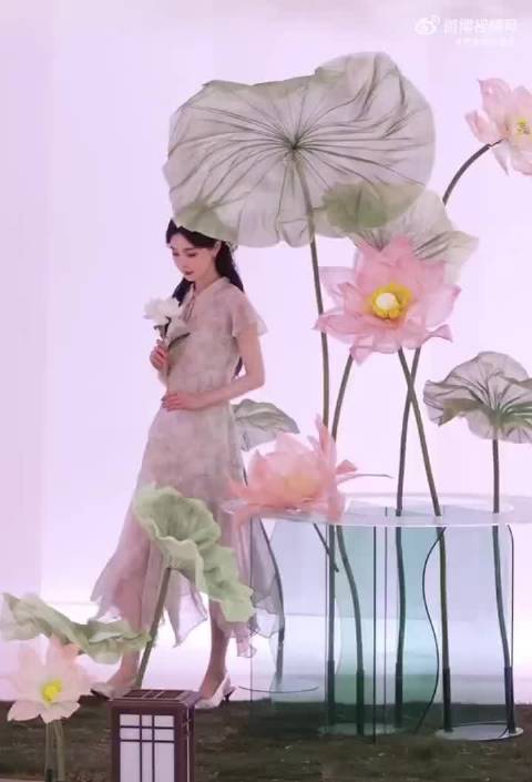 这身造型好一个温婉大气的美女呀～好适合她