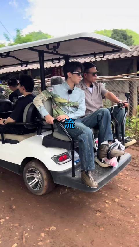 王俊凯黄晓明林大厨清迈游园观象