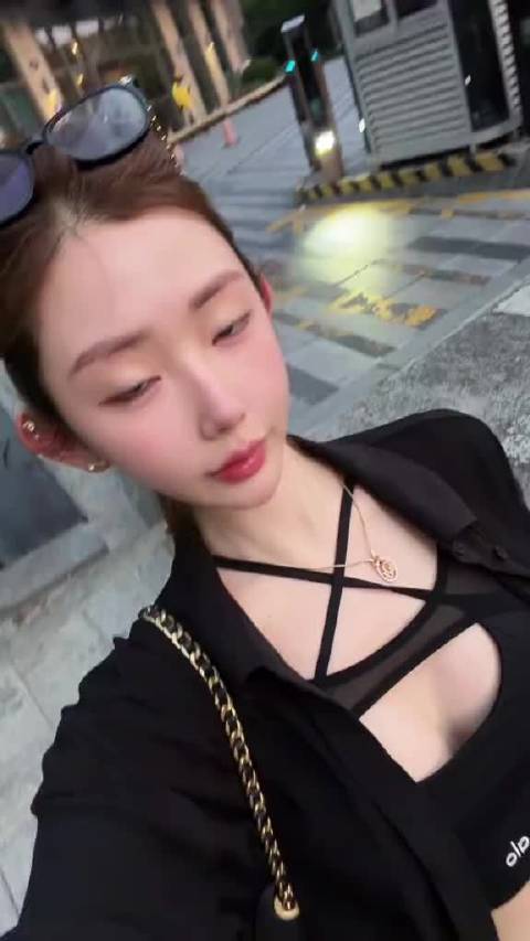 抖音视频号迎新计划引热议,科技美女与金融话题碰撞