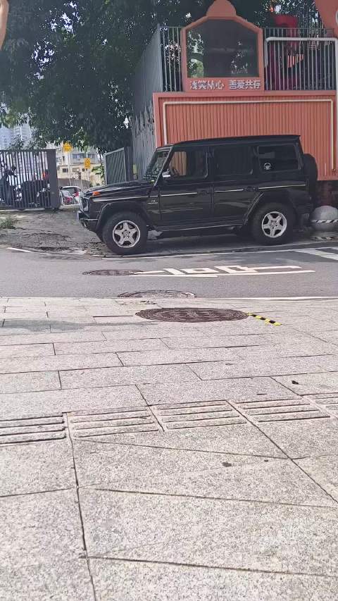 黄永钰徒手硬拉奔驰大G，车轮离地展现惊人力量