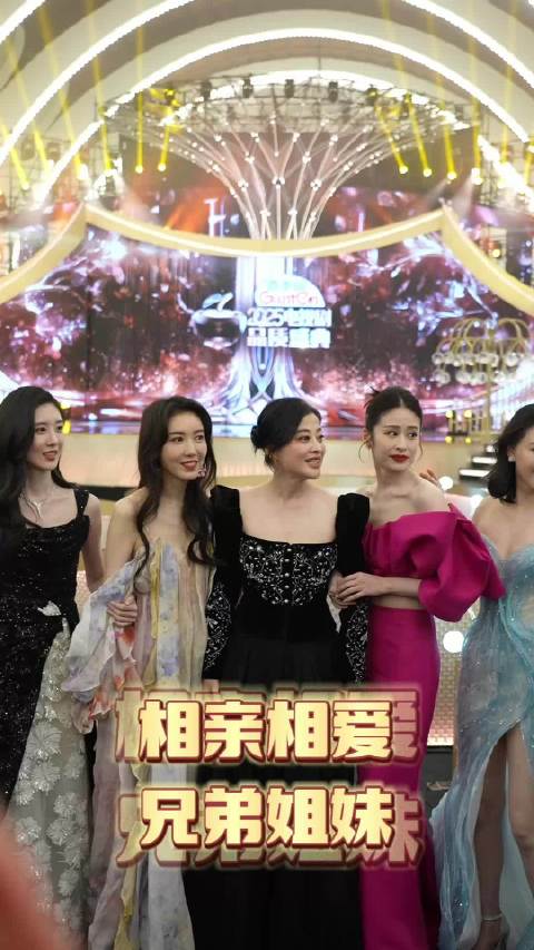 陆毅站C位与梅婷颖儿高露曹斐然合照
