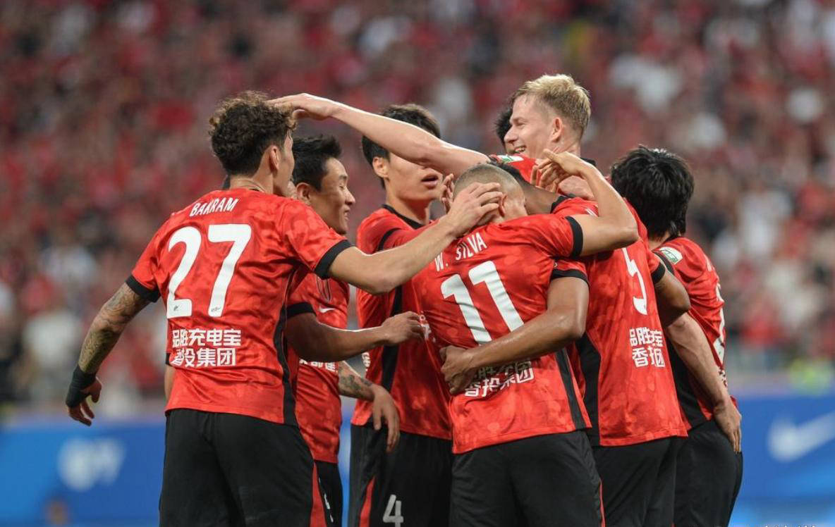成都蓉城1-0小胜山东泰山，结束两连败，稳居中超积分榜首