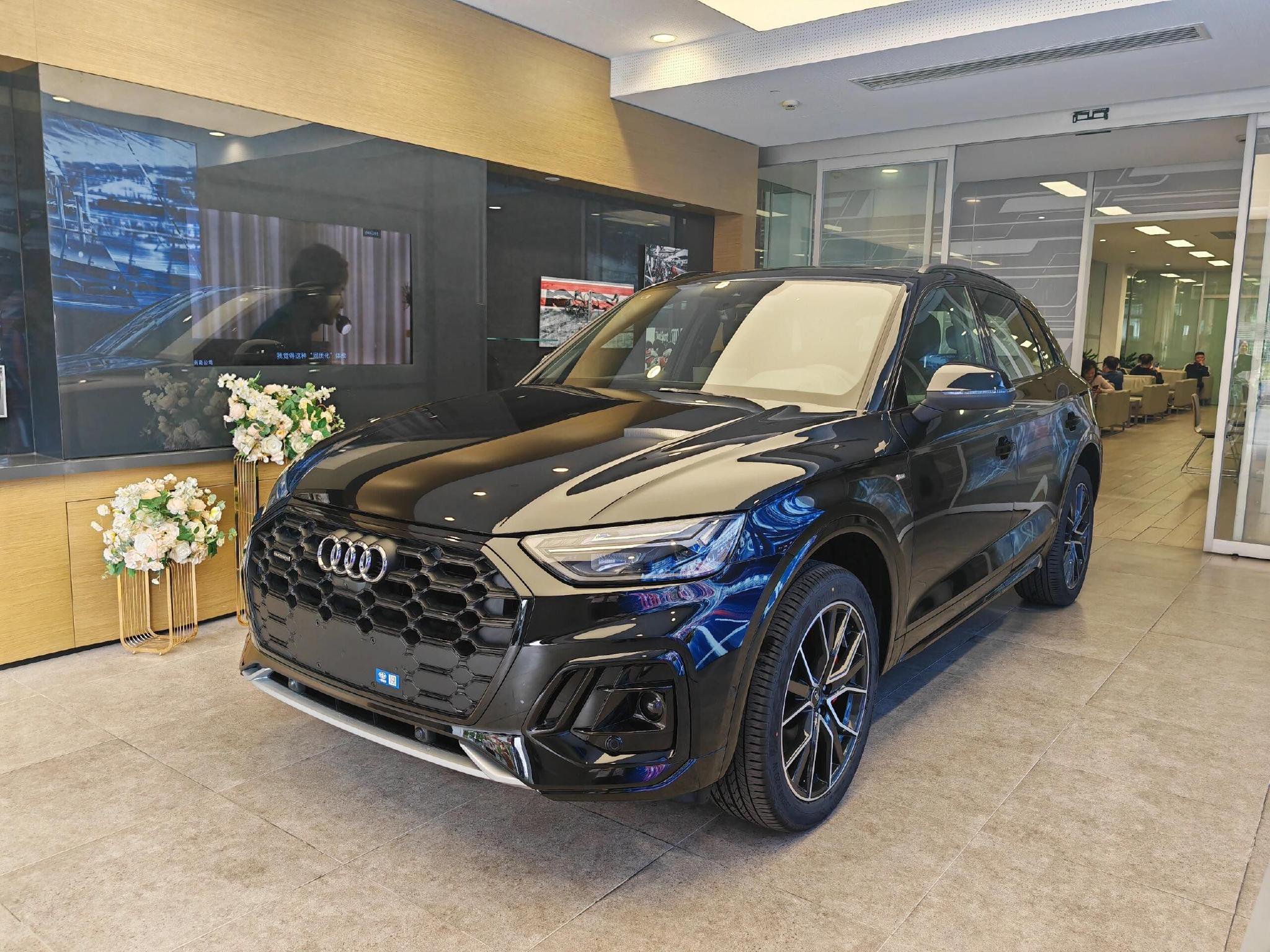 25款奥迪Q5L实车到店,增logo车贴储物盒盖板,标配30色氛围灯