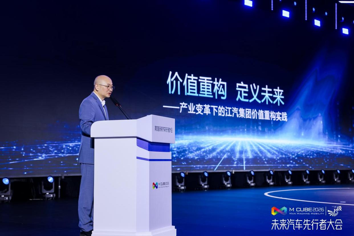 江汽集团项兴初:汽车产业从“软件定义汽车”迈向“AI重塑汽车”