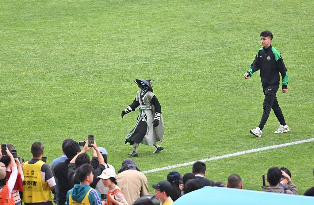 从锋线新星到进球荒局面，王钰栋情绪波动不断，场内场外双重挑战严峻！