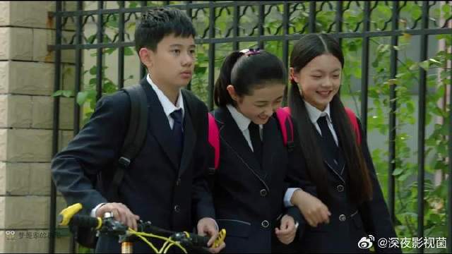 小宇搬回爸爸家，琴琴妈卖房送她出国，三小只相互安慰