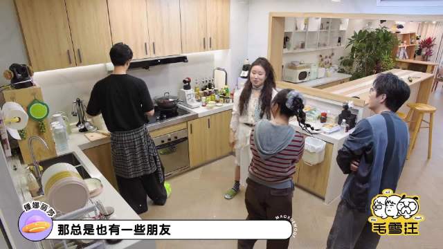 锤娜丽莎说李川在家里的状态就是霸总式霸凌，每天对着她念新写的土味情话