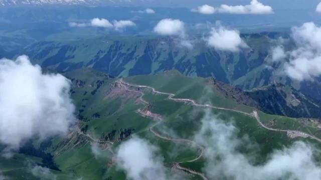 独库公路今日正式恢复通车 航拍最美天山公路青山中蜿蜒曲折