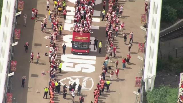 阿森纳80万球迷伦敦游行庆祝英超夺冠