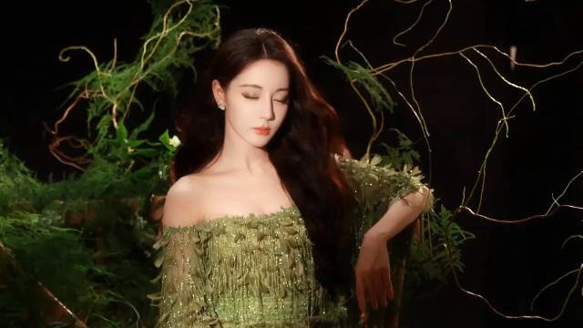 迪丽热巴夏日生日奇遇，粉芭乐主题曝光