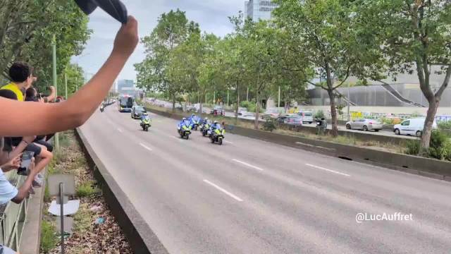 巴黎圣日耳曼球员凯旋归国，数百摩托球迷环城公路护送