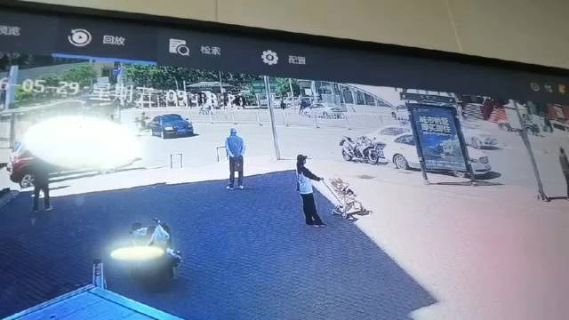 奥迪撞倒摩托车，这么明显难道他们没发现？