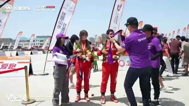 视频：夫妻搭档驾驶坦克700 Hi4-T车队完赛2026长城汽车环塔拉力赛