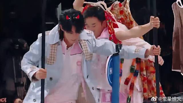 王鹤棣杨迪使坏，转弯处拉住对方的杆子，简直太难了丨你好星期六