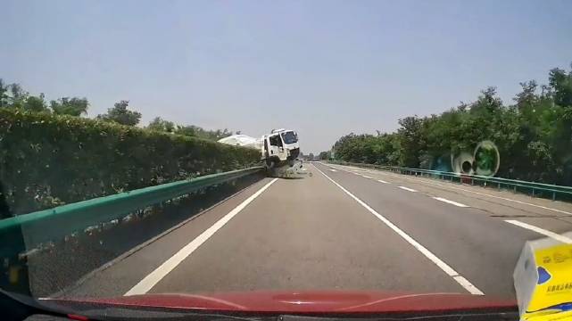 对面冲来大罐车，视频车司机反应真算快了