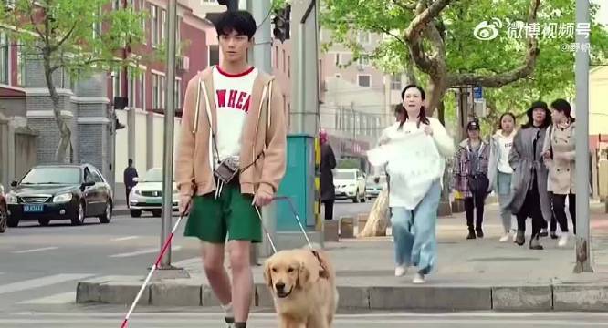 男子举衣瞬间泪崩引共鸣