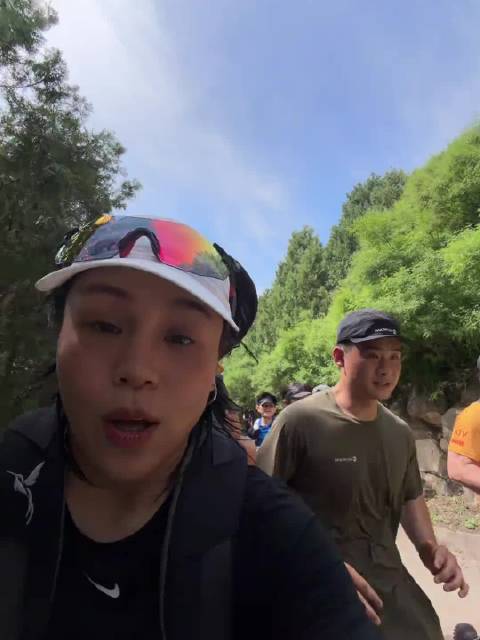 妈妈背宝宝参加越野赛，偶遇朱一龙
