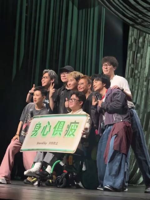 合照的时候在后面翘脚好萌吧 Sheli_iuh （＊感谢授权转载）