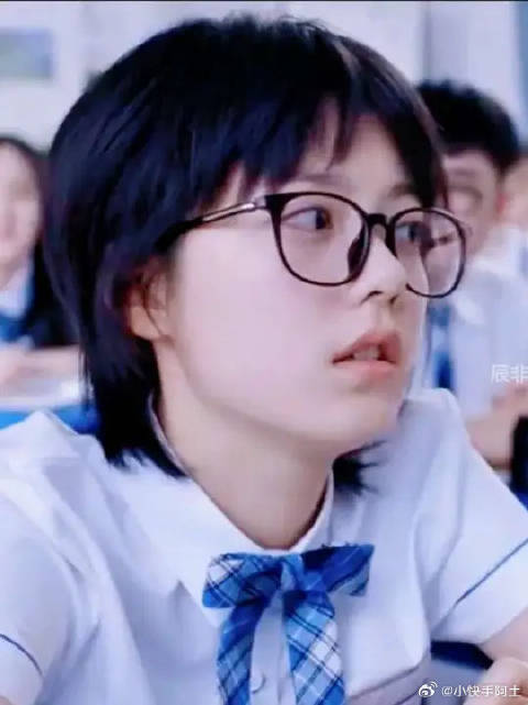 林妙妙上课偷吃被老师发现