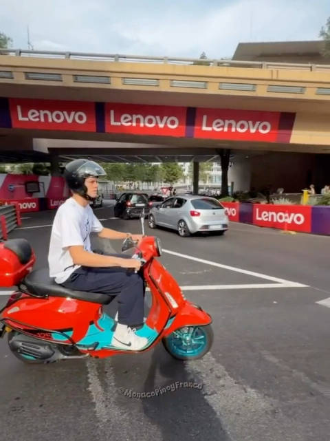 辛纳在蒙特卡洛被网友拍到 有点像送外卖的小哥
