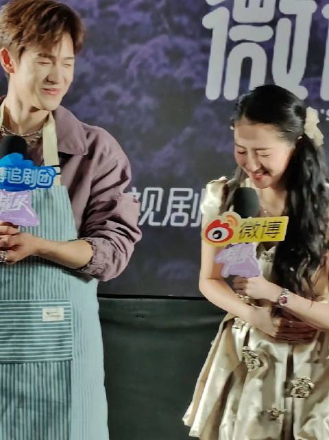 关晓彤调侃李昀锐围裙造型紧点显臀翘