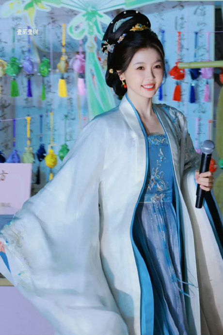 虞书欣尝试导演工作，对她在演艺圈的发展和定位有何影响？