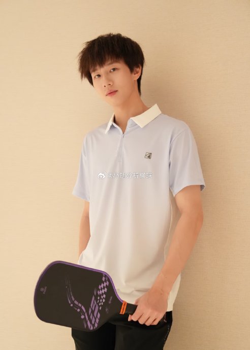 林高远本人小时候因为身高不够需要垫木板练球，具体是怎么克服困难的？
