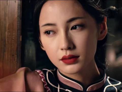 杨颖亮相展现清晰美貌与权威气质