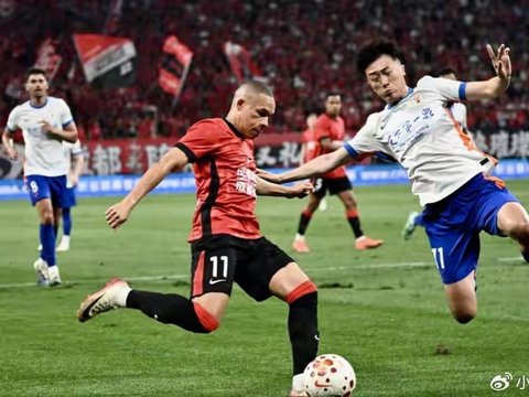 0-1！裁判惹争议！拜合拉木肘击逃红，泰山球迷：这么踢输也爱你