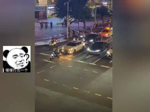 摩托车主一直挡道不走，现在的人戾气太重了，能谦让就谦让吧