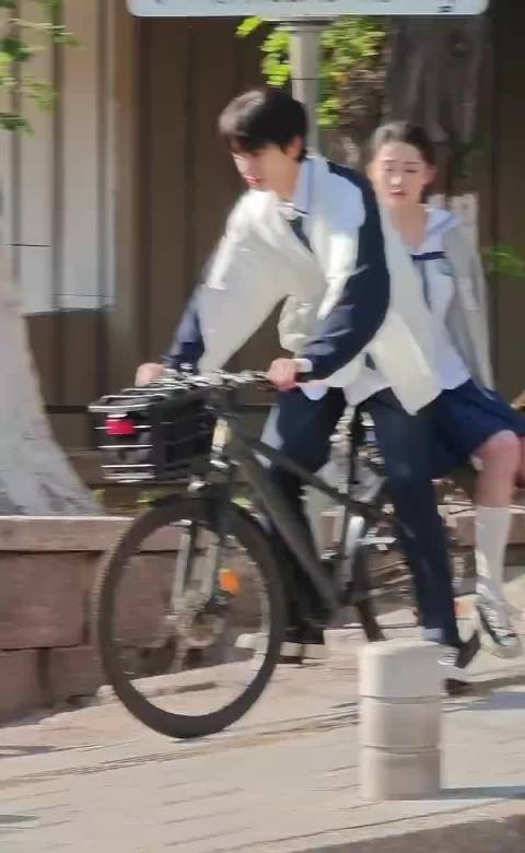 关晓彤林一《我与爱同谋》骑自行车路透曝光