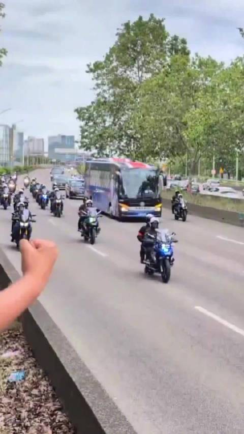超过1000名巴黎圣日耳曼球迷骑着摩托车，护送他们的球队凯旋
