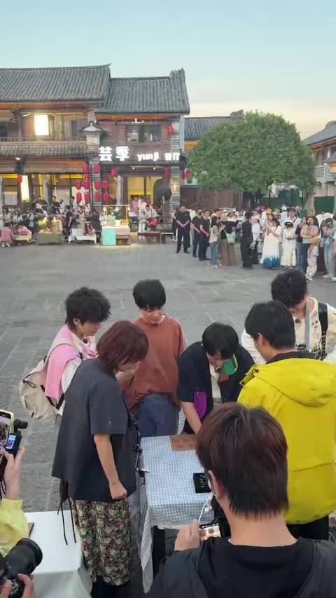 吴昕李维嘉大理街头结伴作画，热情与路人互动