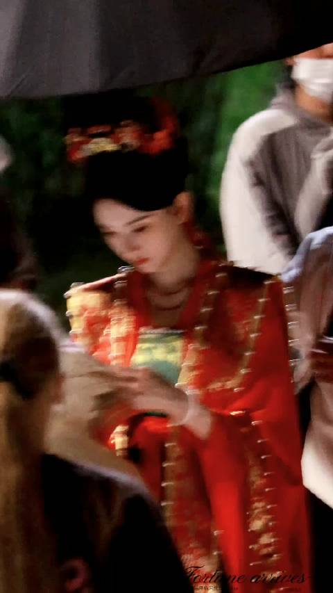 人间琴悠扬，姑娘把谁记心上