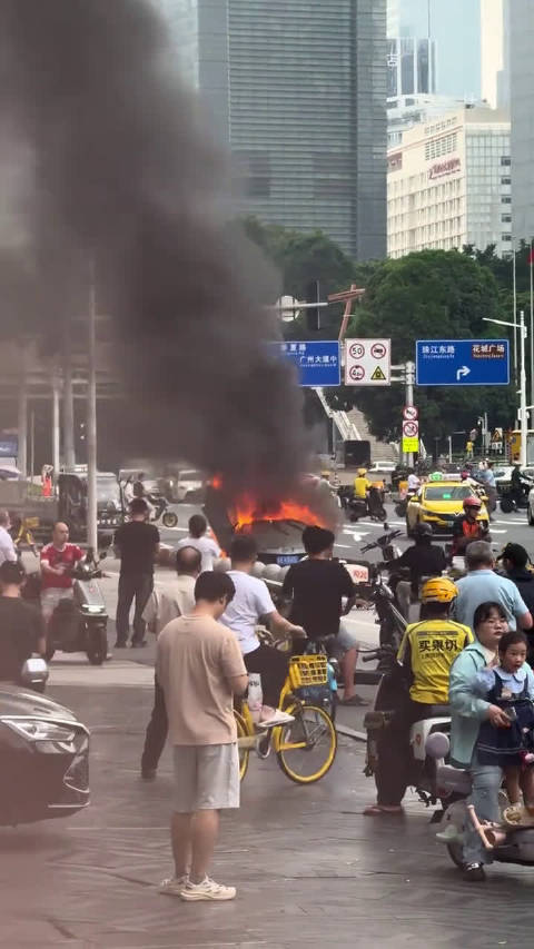 突发！广州珠江新城一辆兰博基尼自燃太吓人