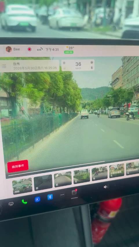 孩童突然横穿马路致车辆追尾