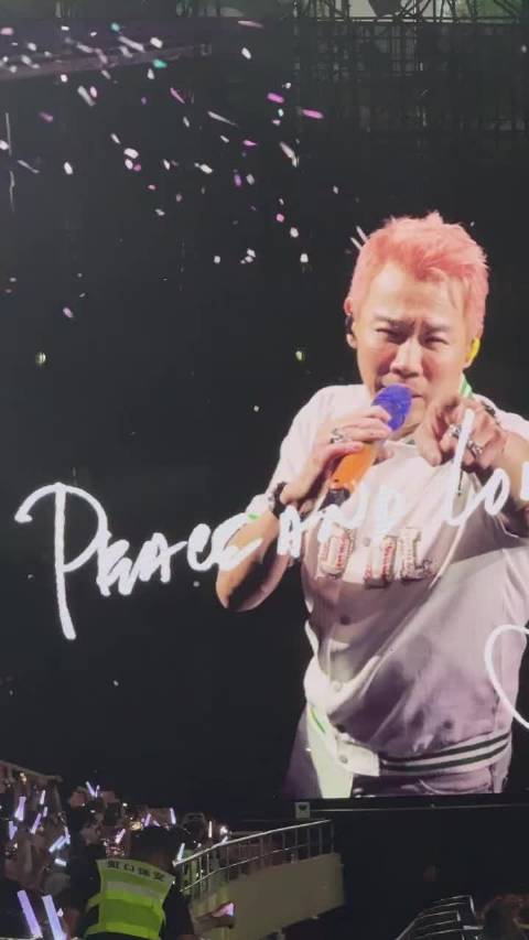 陶喆演唱会上掏手绢引发温馨笑声