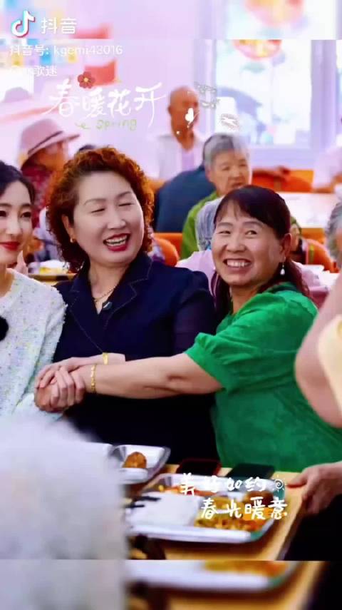 答案揭曉 女孩是去社區做公益，關愛老年人的健康生活