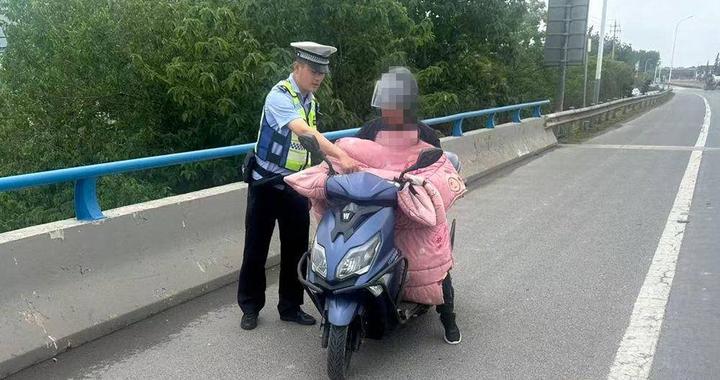骑行五小时疲惫不堪，盐城男子路口停车酣睡被交警及时唤醒