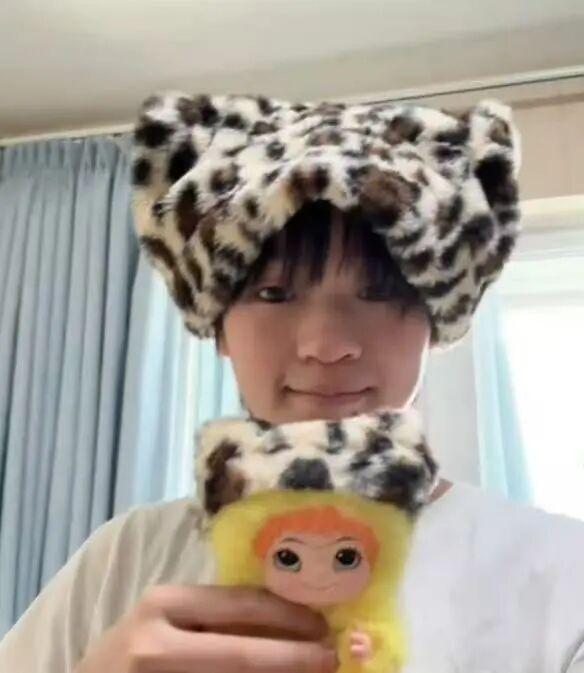 全红婵扎“冲天炮”晒娃娃山！虞书欣送的，这跨界友情我嗑了