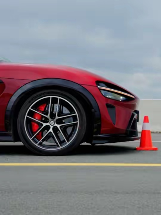 一脚刹车到底会发生什么？小米YU7 GT