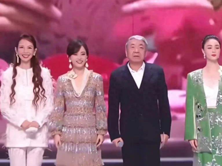 甄嬛传剧组拍杂志大片，蒋欣惊艳，孙俪地位不一般，陈建斌又缺席