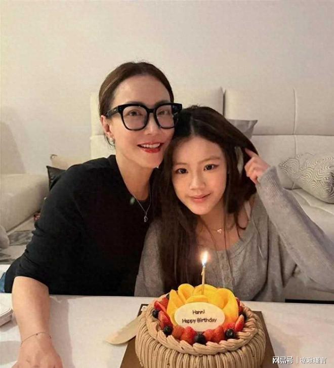 霍汶希晒合照为女儿庆贺生日，容祖儿也出镜合影，女儿长相好甜美