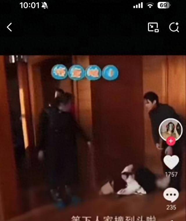 王鹤棣被拍拖着沈月前行，画面引网友热议