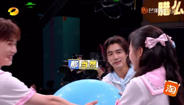 李昀锐节目中本能护住关晓彤