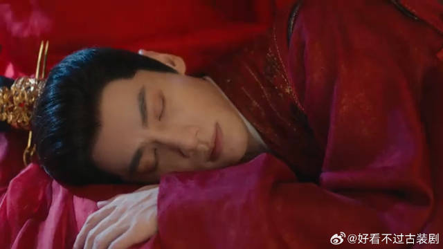 江心白新婚之夜喝酒，怎料一杯就晕倒，给颜南星整无奈了