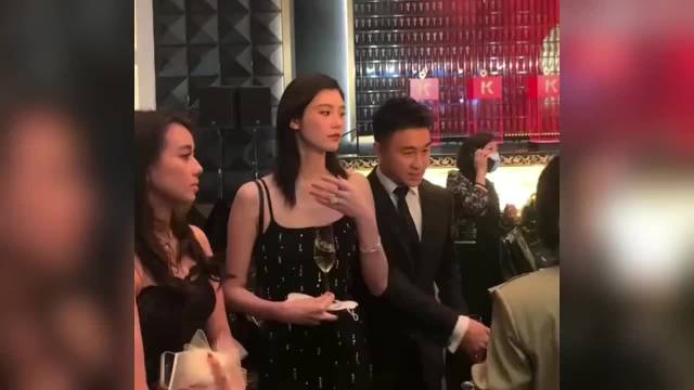奚梦瑶何猷君法国大婚，王嘉尔伴郎何超欣陪伴
