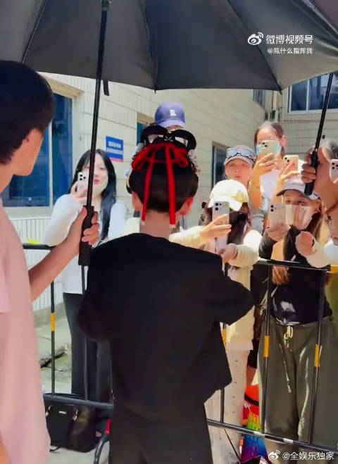 宋祖儿穿任嘉伦品牌服装，夜半CP细节互动延续剧外氛围