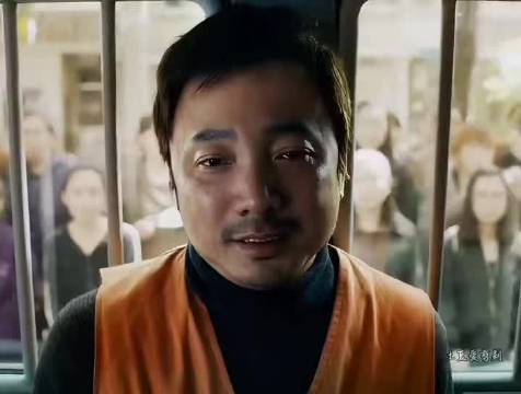目睹一个个死去的人，明知违法，为了救命却从一个商人变成了替穷人扛罪的人
